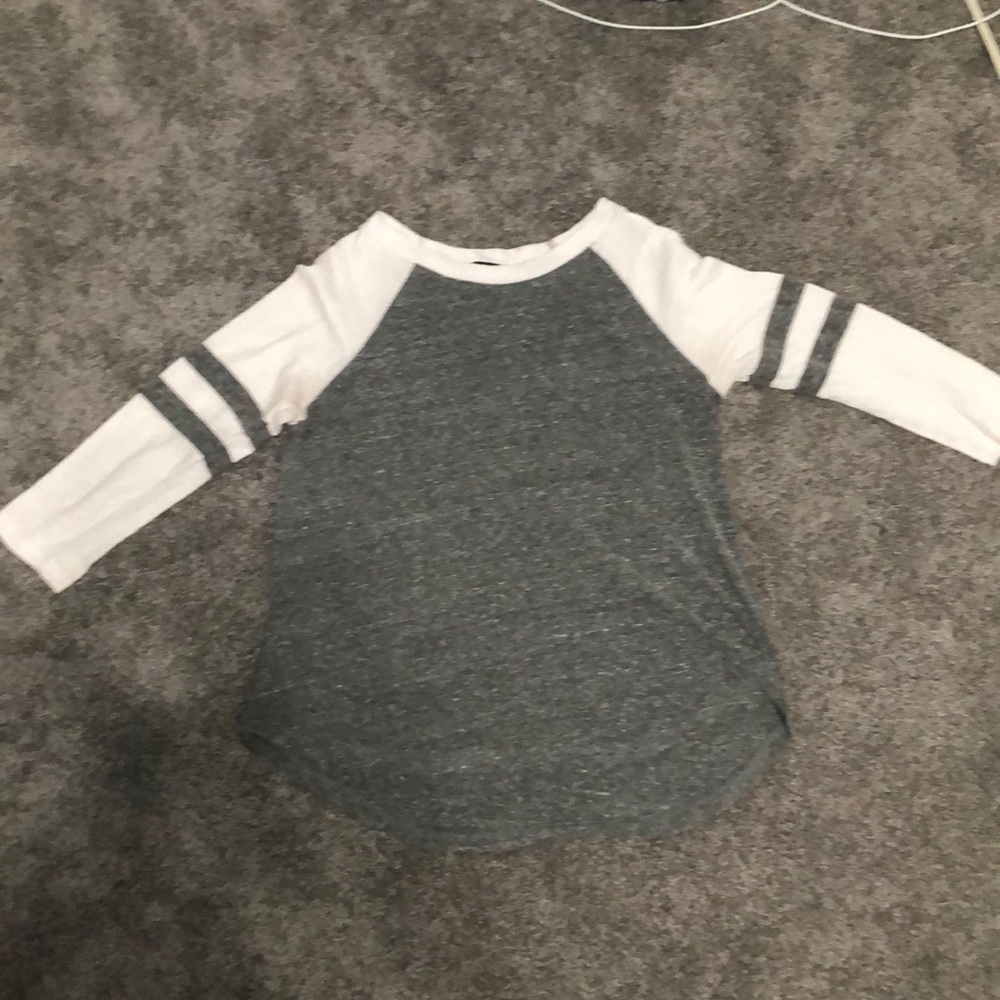 grey and white quarter sleeve shirt